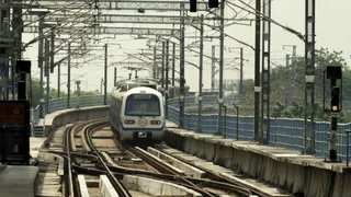 Viral Video Of Woman’s Bizarre Twerk In Delhi Metro Draws Criticism; Internet Wants Her To Take ‘Dance Classes’